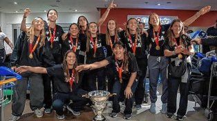 Las Leonas llegaron al país tras la histórica conquista en el Mundial de hockey
