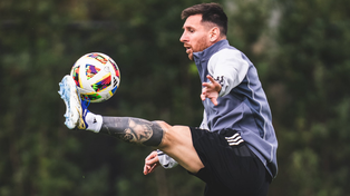 Lionel Messi entrena para el partido contra Newells, el club de sus amores.