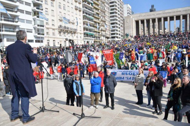 El intendente Pablo Javkin participó del encuentro de las delegaciones en el Monumento a la Bandera.