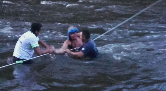 Fueron advertidos de la crecida del río, pero unos 90 turistas se negaron a irse y quedaron varados