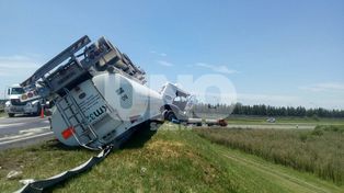 Perdió el control del camión y volcó: no hubo heridos de milagro