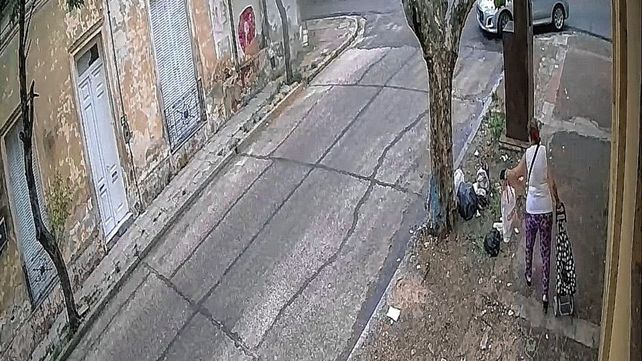 Vecinos de la Plaza de las Colectividades de Concordia son protagonistas de su propia basura.