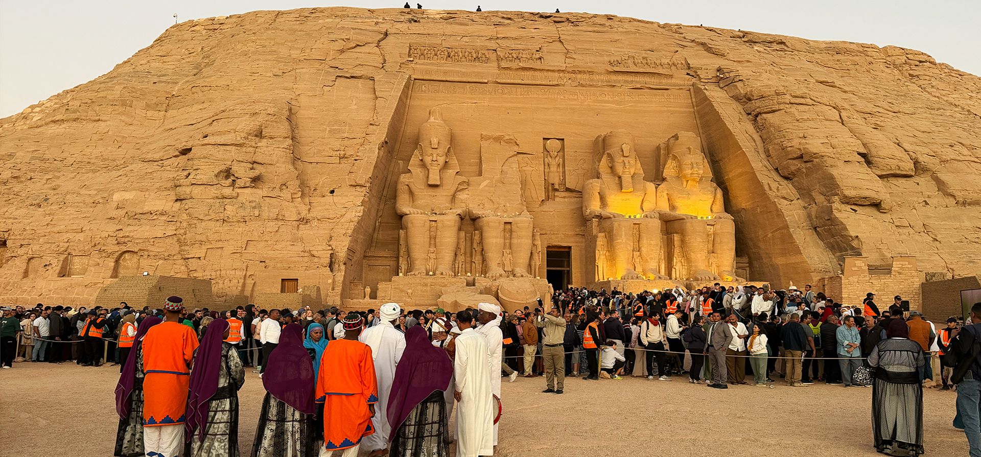Turistas se aglomeran para observar cómo el sol proyecta un rayo de luz hacia la oscura cámara interior del Gran Templo de Ramsés II en Abu Simbel, al sur de El Cairo, Egipto, el jueves 22 de octubre de 2026; se trata de un singular fenómeno astronómico de 3200 años de antigüedad que tiene lugar dos veces al año. (Foto AP/Mohammed Salah)