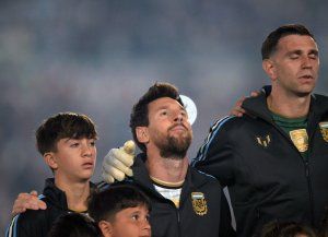 Messi no pudo cantar el himno por la emoción, con la bandera de Malvinas al lado