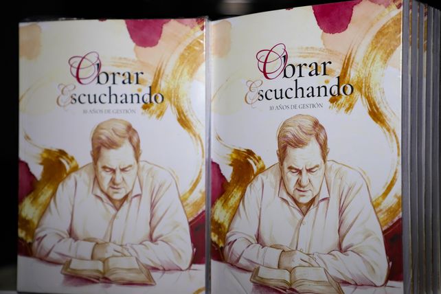 Portada de “Obrar Escuchando”, la obra que analiza los primeros diez años de gestión de Enri Vallejos en Reconquista.