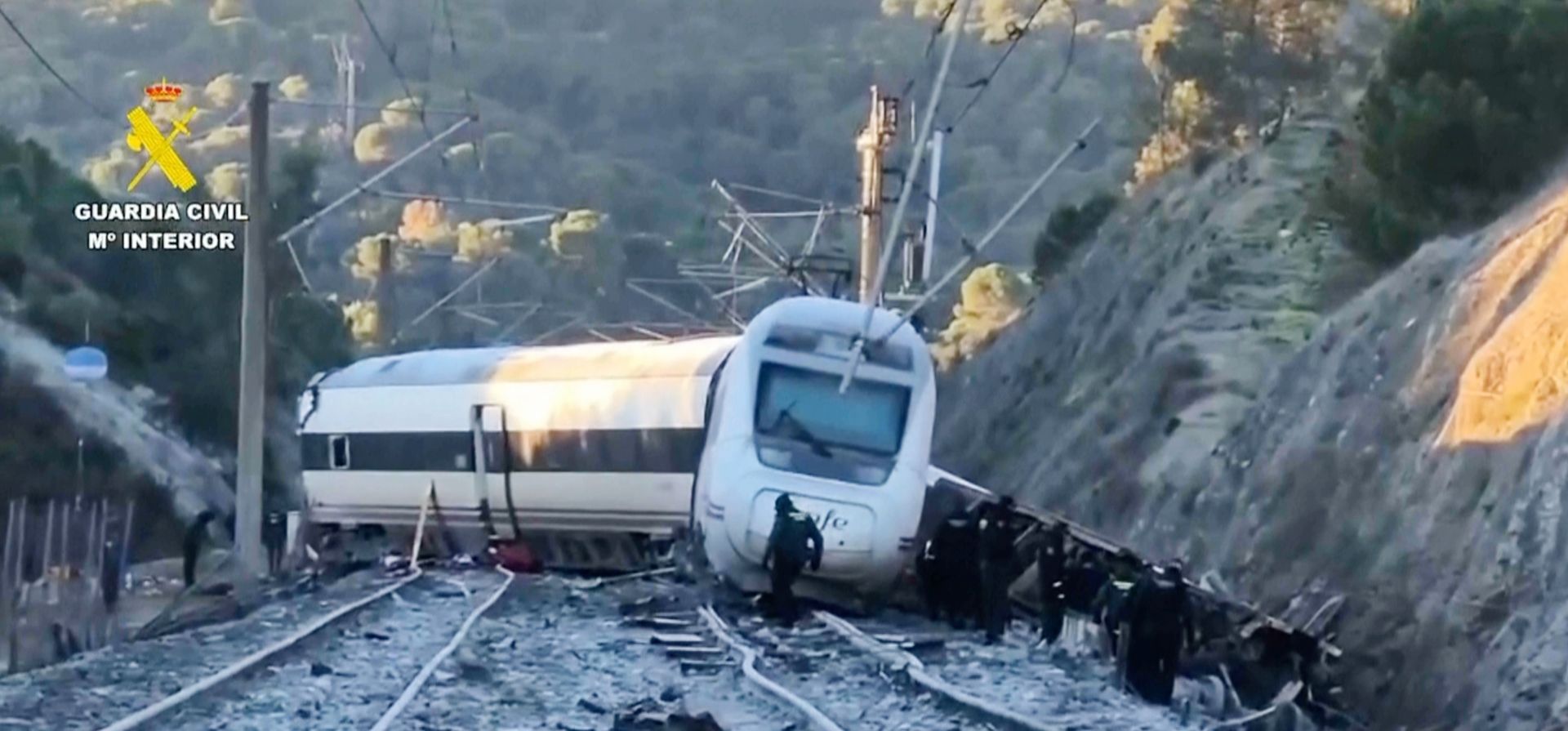 Los servicios de emergencia trabajan en las inmediaciones de uno de los trenes implicados en el accidente, este lunes. Associate Press Spain / LaPresse (APN)