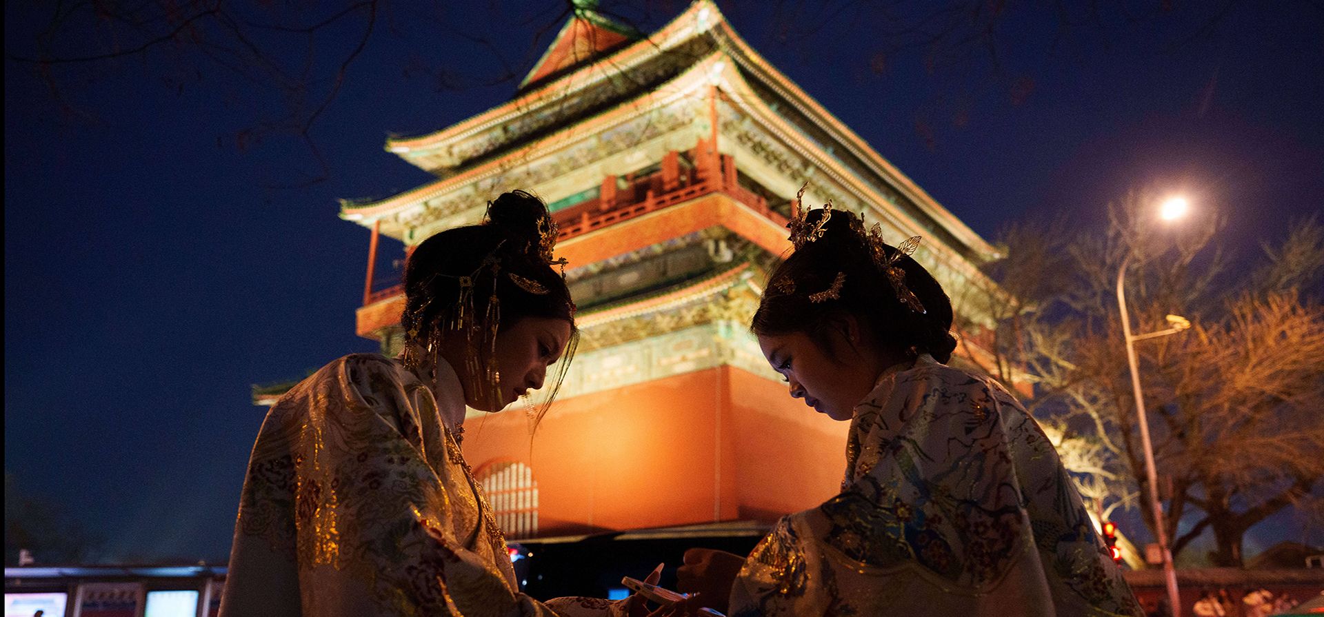 Dos mujeres con vestimenta tradicional se encuentran cerca de un campanario por la noche en Pekín, China, el jueves 12 de febrero de 2026. (Foto AP/Vincent Thian) Dos mujeres con vestimenta tradicional se encuentran cerca de un campanario por la noche en Pekín, China, el jueves 12 de febrero de 2026. (Foto AP/Vincent Thian)