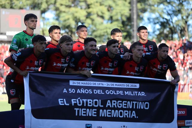 El homenaje de Newells a 50 años del golpe: Nunca Más en la camiseta y placa en el Parque