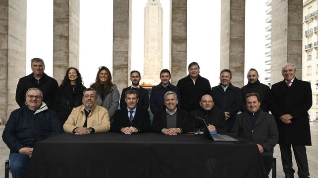 Las autoridades de la Bolsa de Comercio de Rosario estuvieron en el Monumento.