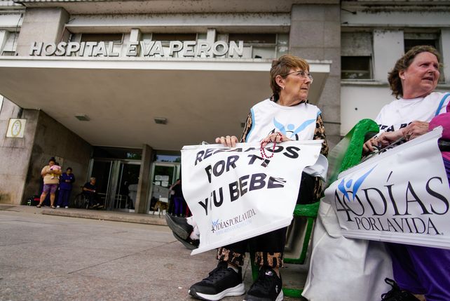 Un grupo de mujeres de la organización 40 Días por la Vida reza frente al Hospital Eva Perón de la localidad de Granadero Baigorria. Foto: Celina Mutti Lovera