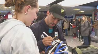 Maligno Torres fue recibido con aplausos al arribar a Ezeiza.