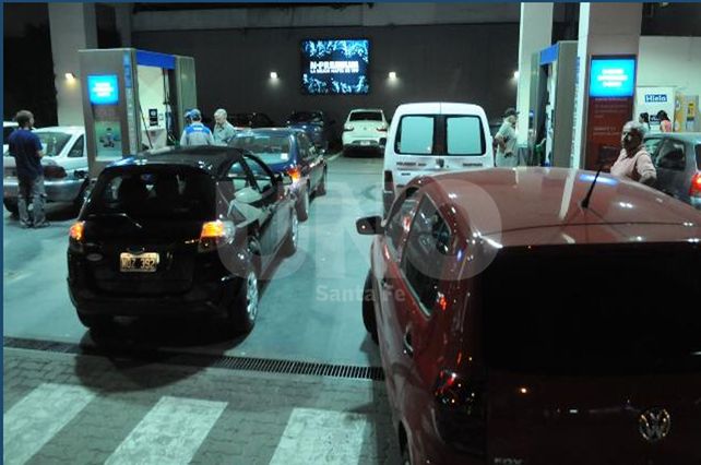 Largas colas en las estaciones de servicio de Santa Fe