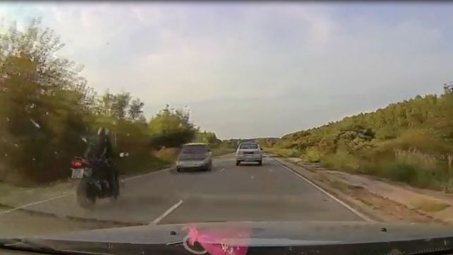 Brutal choque de frente entre una moto y un auto a toda velocidad