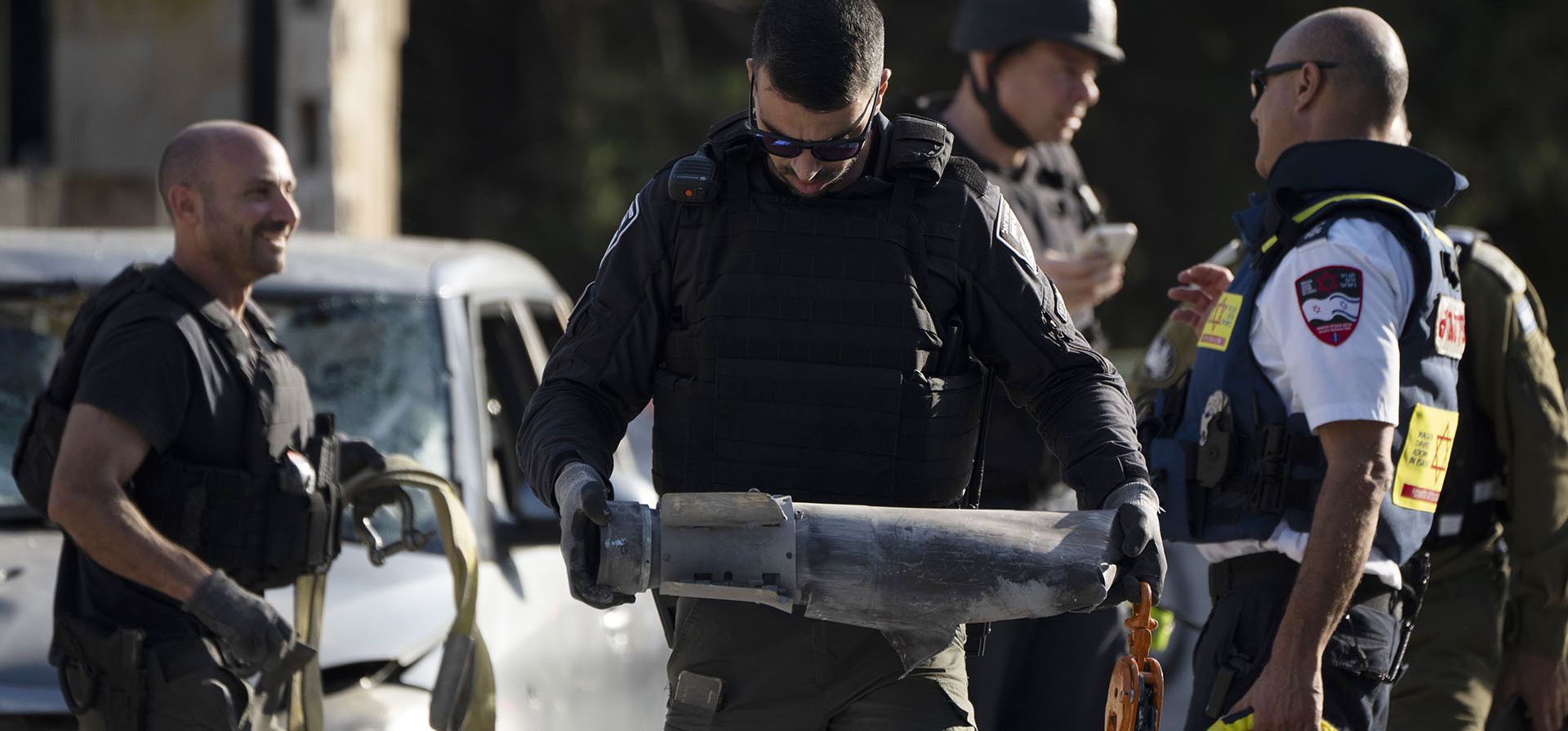 Un miembro de las fuerzas de seguridad israelíes porta un trozo de un proyectil extraído del lugar donde un cohete, disparado desde el Líbano, impactó una zona en la ciudad de Nahariya, en el norte de Israel, el jueves 21 de noviembre de 2024. (Foto AP/Leo Correa) Un miembro de las fuerzas de seguridad israelíes porta un trozo de un proyectil extraído del lugar donde un cohete, disparado desde el Líbano, impactó una zona en la ciudad de Nahariya, en el norte de Israel, el jueves 21 de noviembre de 2024. (Foto AP/Leo Correa)