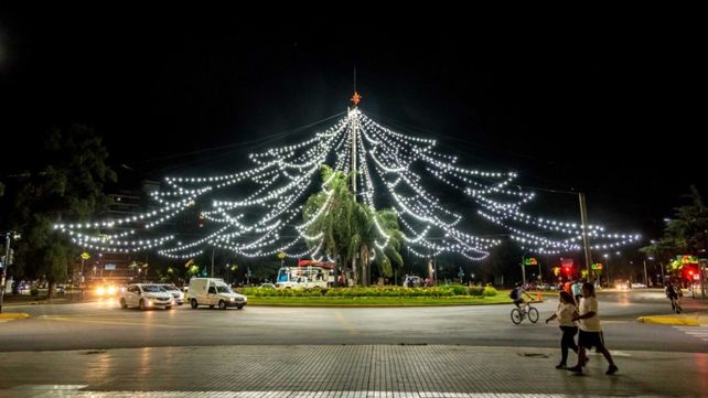El tradicional arbolito de Navidad de Oroño y Pellegrini se enciende este jueves y permanecerá iluminado hasta el próximo 8 de enero. 