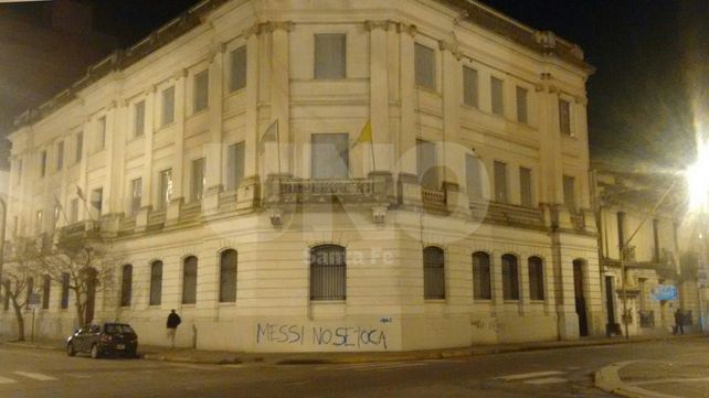 Apareció un graffiti sobre una de las paredes del Arzobispado pidiendo por Messi