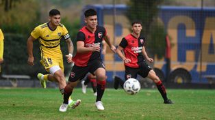 Tirado encara con pelota al pie. El volante vio la roja pero puede jugar en primera si Larriera lo decide.