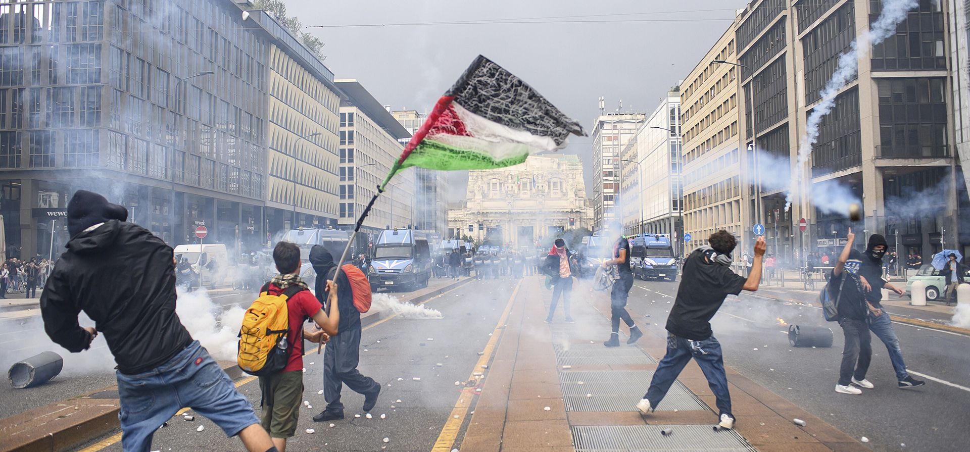 Manifestantes se enfrentan con la policía antidisturbios durante una marcha como parte de una protesta nacional y huelga general contra la guerra en Gaza, en Milán, el lunes 22 de septiembre de 2025. (Claudio Furlan/LaPresse vía AP)