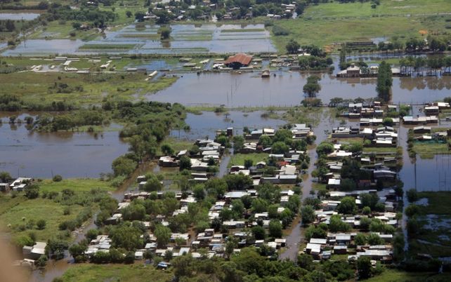 Bonfatti sobrevoló en helicóptero las zonas afectadas por las intensas lluvias que cayeron en la provincia