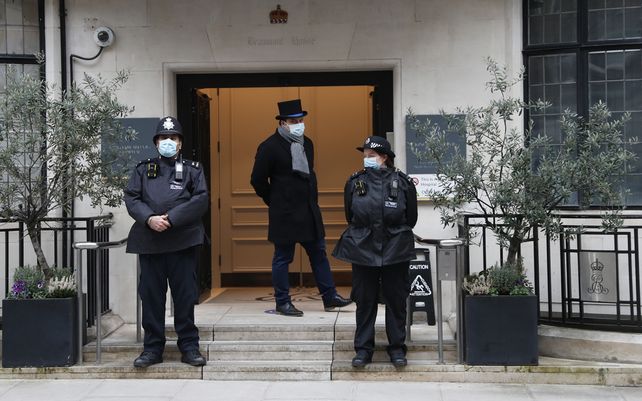 La policía monta guardia frente al hospital King Edward VII en Londres