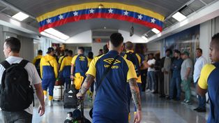 Destino Venezuela. Los futbolistas canallas caminan por el aeropuerto de Caracas, donde jugarán el martes.