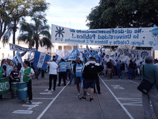 Manifestación frente a la Legislatura santafesina
