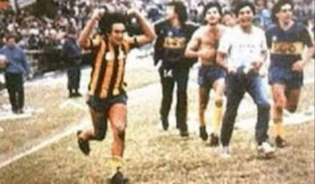 15 de junio de 1986. Scalise se sacó la camiseta de Boca y dio la vuelta en el Parque con la de Central.&nbsp;