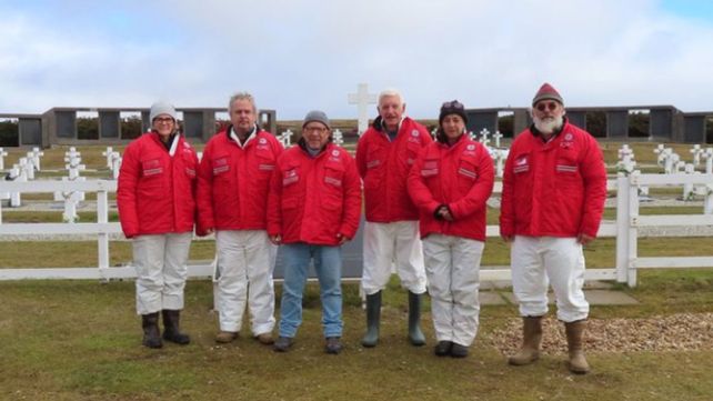 El equipo del Comité Internacional de la Cruz Roja (CICR) que halló los cinco cuerpos dentro de una nueva etapa de identificación de ex combatientes argentinos caídos en la guerra de Malvinas.&nbsp;