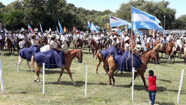 Además de desfile de agrupaciones tradicionalistas