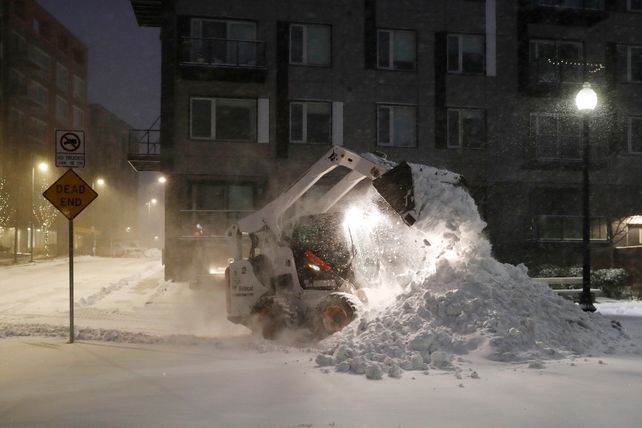 Miles de vuelos suspendidos por tormenta de nieve en Nueva York y otros 9 estados