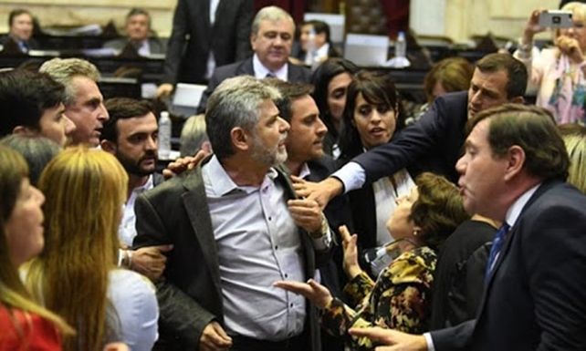 El recinto en 2018. Cuando el diputado del PRO Massot le grita a Moreau que salga a pelear y Filmus quiere tomar el lugar en el reto.