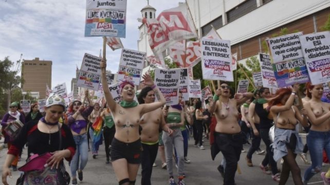 Trelew. Militantes feministas y proaborto recorrieron las calles durante el 33º Encuentro Nacional de Mujeres.