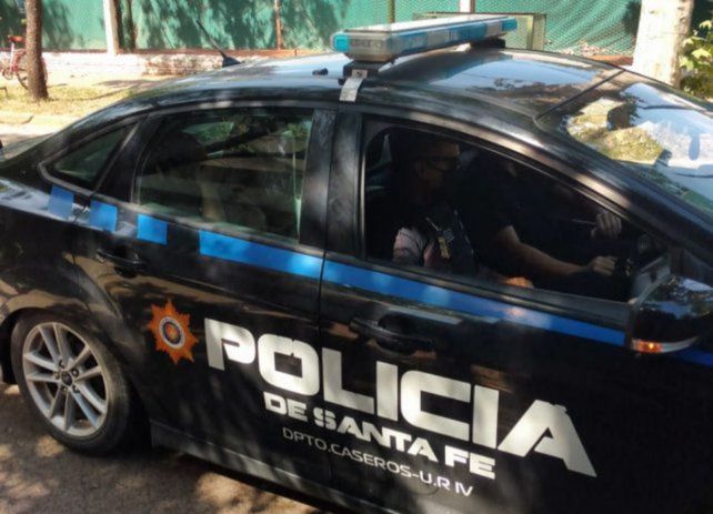 Móvil policial donde se retiró la policía absuelta en primera instancia.