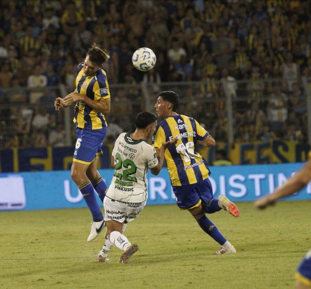 Juan Cruz Komar será uno de los integrantes de la zaga central canalla en el Monumental.