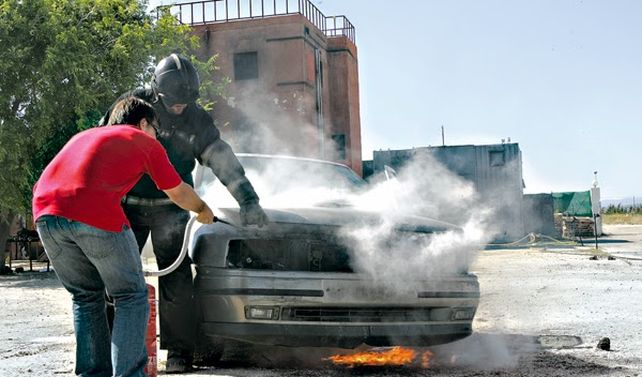 No abrir el capot sin antes no tener un matafuego en mano porque el ingreso de ox&iacute;geno avivar&aacute; las llamas.