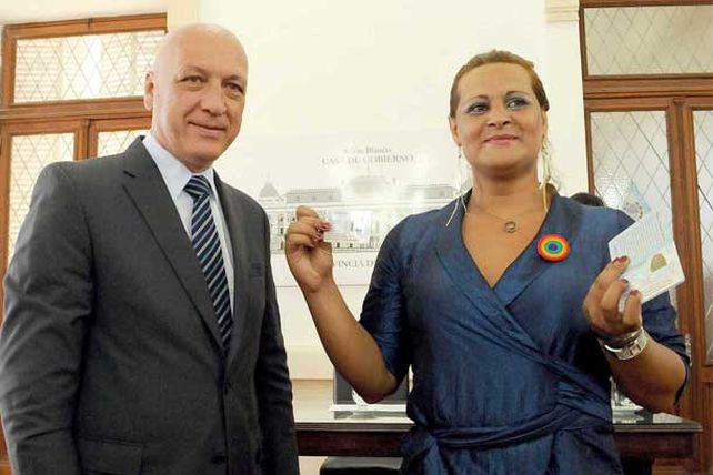 Por primera vez en el país, se le entregó el DNI a una transexual santafesina