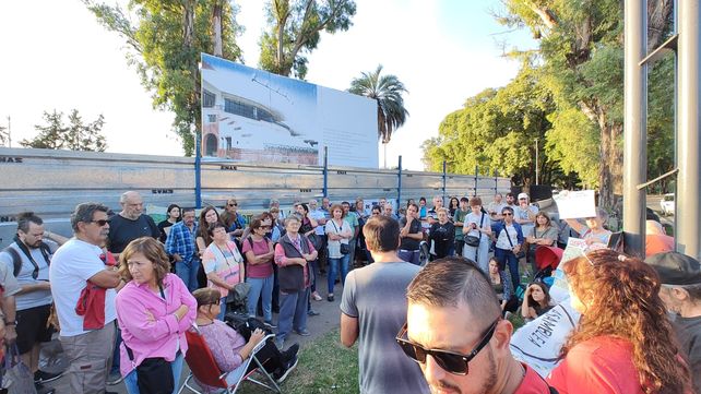 Algunos rosarinos no quieren que se levante un local de McDonalds en el parque Independencia.