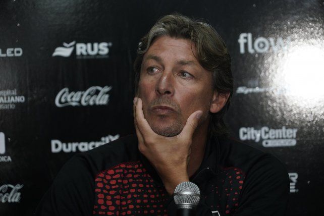 Gabriel Heinze afronta su primer clásico como DT de Newells. Tiene toda la presión