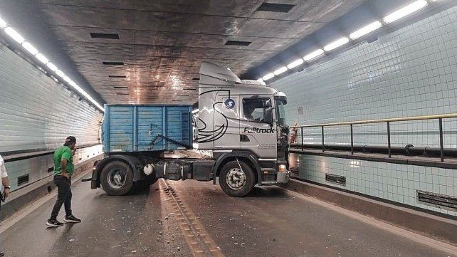 El tránsito en el túnel subfluvial fue interrumpido por un accidente entre un camión y otro vehículo de menor porte.