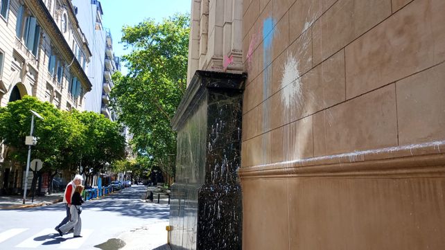 Vandalizaron la Catedral de Rosario durante la Marcha del Orgullo y dañaron su fachada restaurada