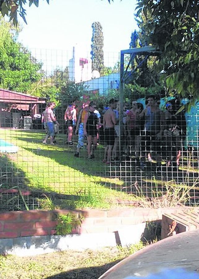 La fiesta era en una casa.