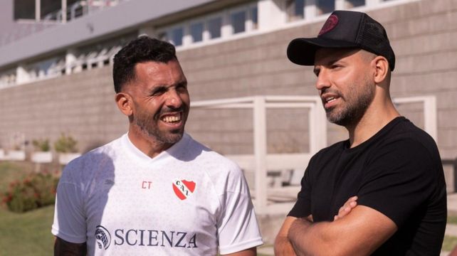 El Kun Agúero junto a su amigo y ex colega Carlos Tevez