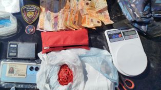 Los persiguieron porque viajaban en moto sin casco y cayeron con drogas