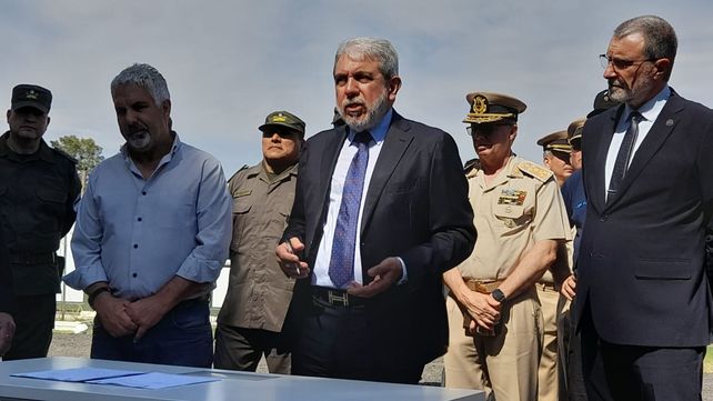 El ministro de Seguridad dela Nación, Aníbal Fernández, recorrió este miércoles el destacamento de Gendarmería nacional ubicado en la zona norte de Rsoario. 