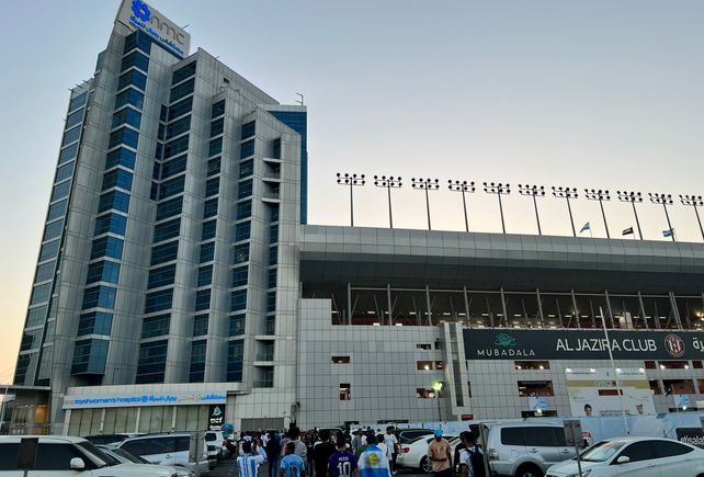 Argentina se presenta en el estadio Mohammed Bin Zayed, que tiene un hospital en un codo