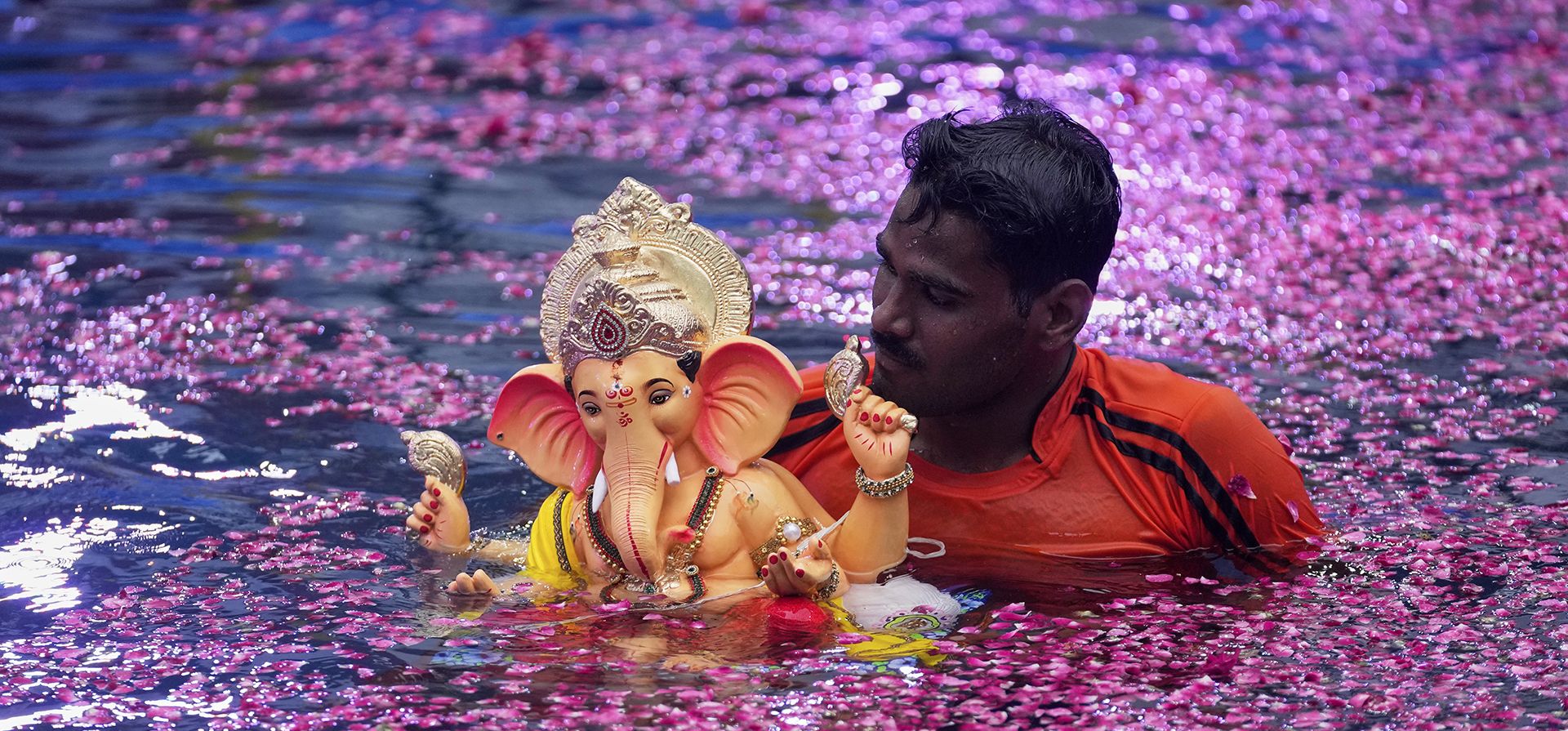 Un voluntario indio lleva una imagen del dios hindú Ganesha, con cabeza de elefante, para sumergirla en un estanque artificial en Mumbai, India, el jueves 28 de agosto de 2025. (Foto AP/Rajanish Kakade) Un voluntario indio lleva una imagen del dios hindú Ganesha, con cabeza de elefante, para sumergirla en un estanque artificial en Mumbai, India, el jueves 28 de agosto de 2025. (Foto AP/Rajanish Kakade)