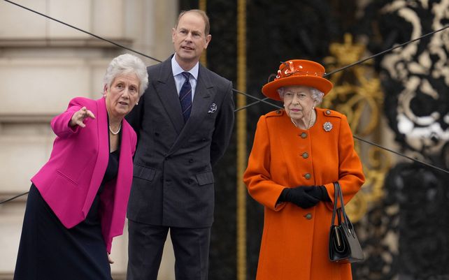 La reina Isabel II de Gran Bretaña y Dame Louise Martin, presidenta de la Federación de Juegos de la Commonwealth junto al Príncipe Eduardo de Gran Bretaña durante el evento Queen