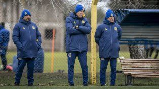 Ariel Holan observa el rendimiento de su equipo en el amistoso ante Central Córdoba.