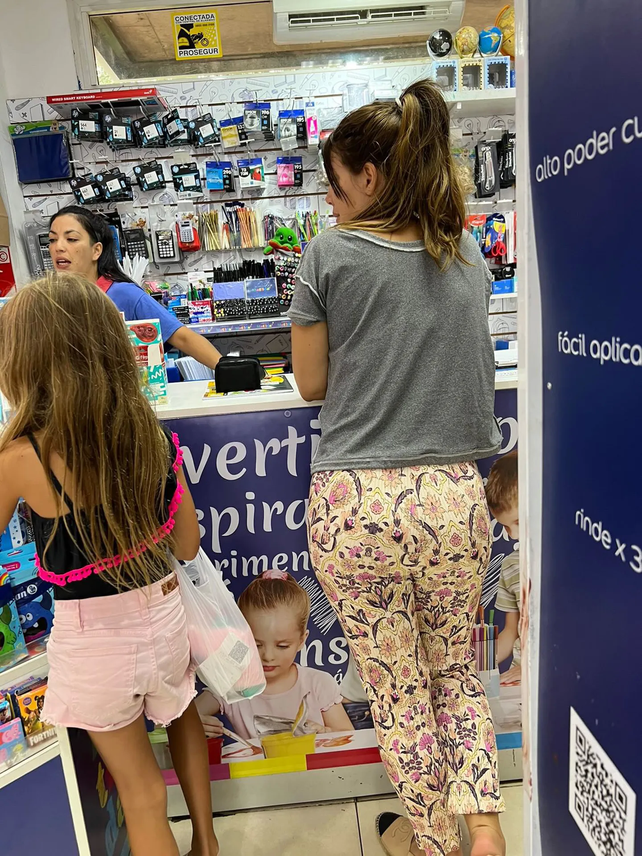 Wanda Nara fue fotografiada mientras compraba en una librer&iacute;a en Buenos Aires.