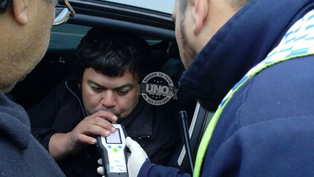 Conducía alcoholizado y chocó contra una columna